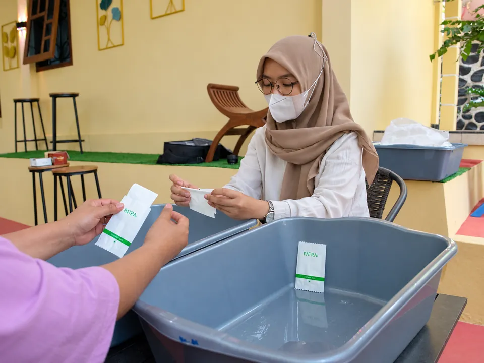 Penyortiran Produk. Tim memeriksa dan mengelompokkan kebutuhan amenities sebelum masuk tahap pengemasan.