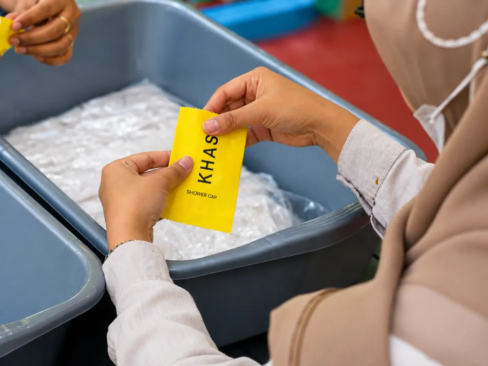Pemeriksaan Kemasan. Detail kemasan diperhatikan untuk membantu menjaga kerapian dan kesesuaian produk.