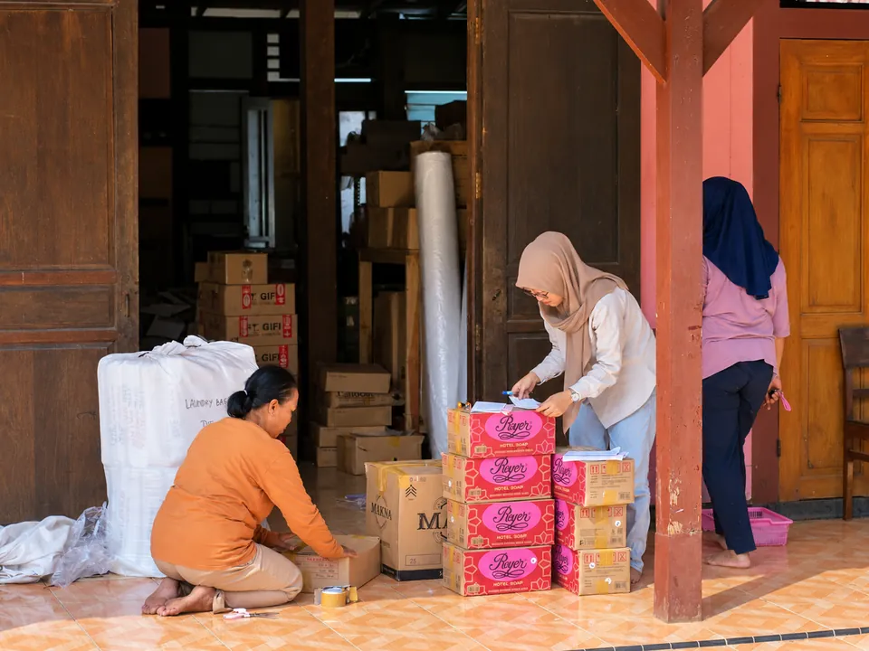 Penyiapan Perlengkapan Tamu. Perlengkapan tamu disusun sebagai bagian dari persiapan kebutuhan setiap pesanan.