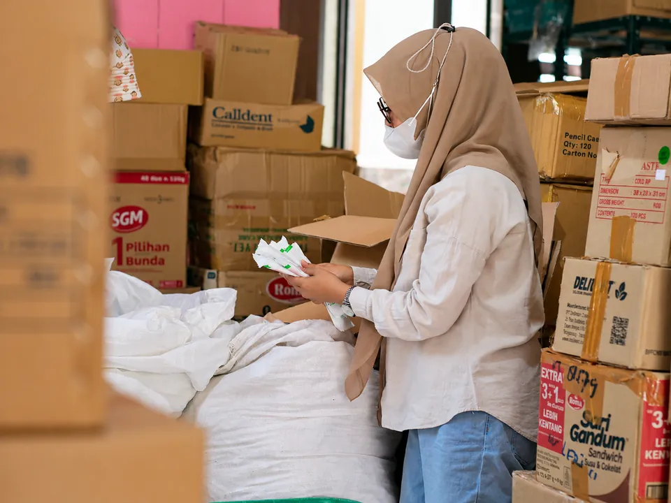 Pemeriksaan Persediaan. Tim memeriksa barang yang tersedia untuk mendukung penyiapan pesanan secara teratur.