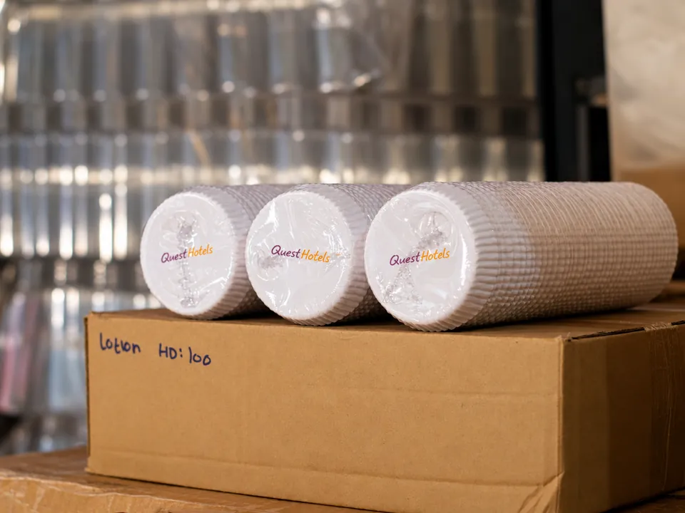 Penyusunan Produk Siap Kemas. Produk yang sudah disiapkan ditempatkan dengan rapi untuk memudahkan tahap berikutnya.