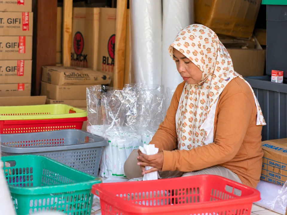 Penanganan Barang di Gudang. Penanganan dan pengelompokan barang dilakukan sebagai bagian dari kegiatan gudang sehari-hari.