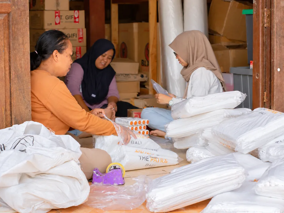 Kerja Sama Tim Pengemasan. Setiap anggota tim berperan dalam menyiapkan serta menata kebutuhan pesanan.