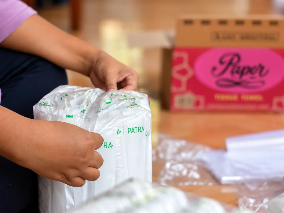 Pengelompokan Produk. Produk disatukan dan disusun agar lebih mudah dihitung serta ditangani saat persiapan pesanan.